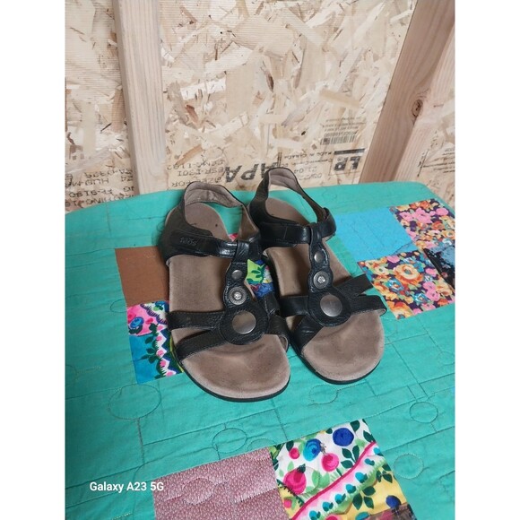 Taos Women's Treasure Leather Medallion T-Strap Sandals Comfort Travel Black 10 - Picture 1 of 7